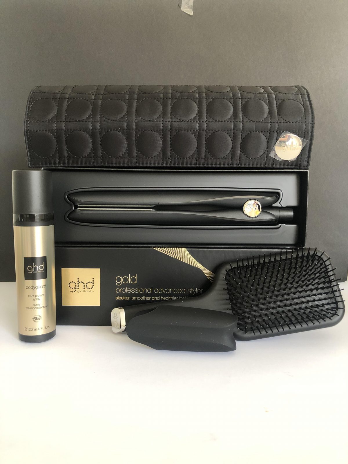 Set GHD Gold + Bodyguard heat spray + Cepillo Paddle + Bolsa Termica